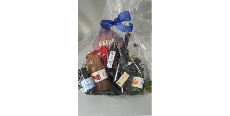 Poklon paket prirodnih proizvoda – sokovi, ocat, vino i liker OPG-a Aronija te drveni ukras za kuću za 250 kn!