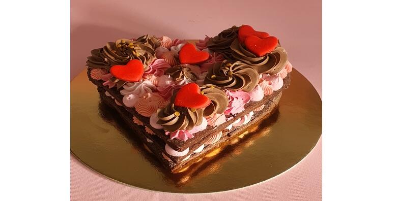 Torta za Valentinovo u obliku srca – uživajte u vrhunskoj slastici od bijele i tamne čokolade u izvedbi slastičarne Slatki snovi za 120 kn!