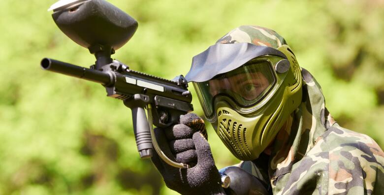 Voliš adrenalinske igre? PAINTBALL je ono što tražiš! Doživi avanturu života i zabavi se s ekipom na pravom šumskom terenu sa zaprekama