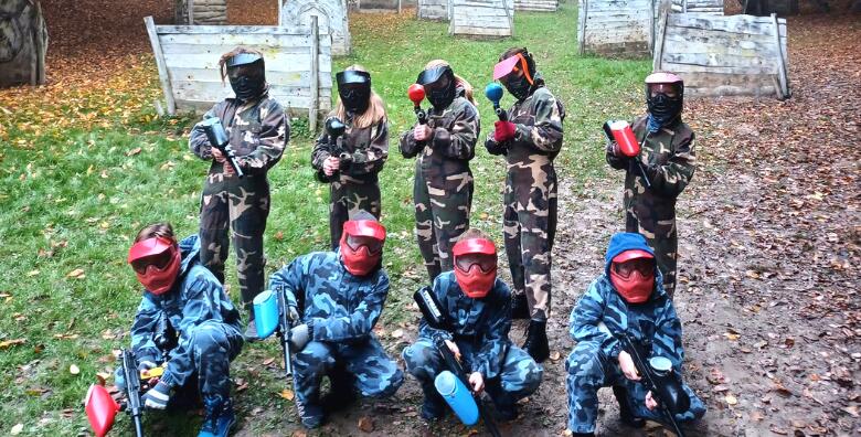 Voliš adrenalinske igre? PAINTBALL je ono što tražiš! Doživi avanturu života i zabavi se s ekipom na pravom šumskom terenu sa zaprekama