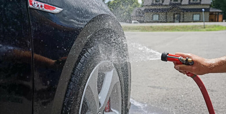Za sjaj i zaštitu Vašeg automobila odaberite vanjsko pranje uz čišćenje laka glinom u Autopraonici Zagrepčanka za 109 kn!