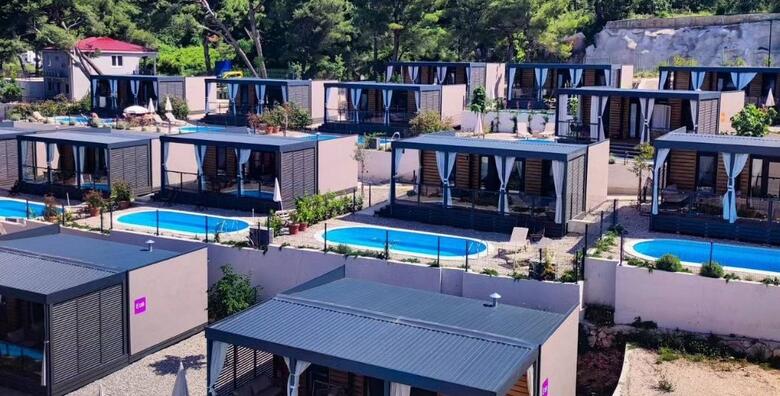 2, 5 ili 7 noćenja za do 4 osobe i 2 djece do 11,99 g. u  Deluxe kamping vili s bazenom u Park Villas by Morenia 4*