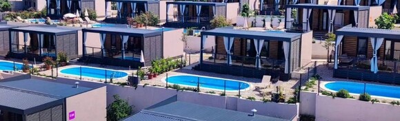 2, 5 ili 7 noćenja za do 4 osobe i 2 djece do 11,99 g. u  Deluxe kamping vili s bazenom u Park Villas by Morenia 4*