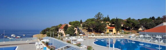 VRSAR, Resort Petalon 4* - 2 noćenja s polupansionom za 2 osobe + gratis paket za 1 dijete do 11,99 godina + korištenje vanjskog bazena