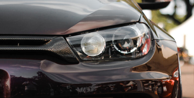 MEGA POPUST: 75% - Vratite prvobitan sjaj svjetlima na vozilima i povećajte vidljivost na cesti uz poliranje farova za samo 99 kn! (AUTO PERFORMANCE)