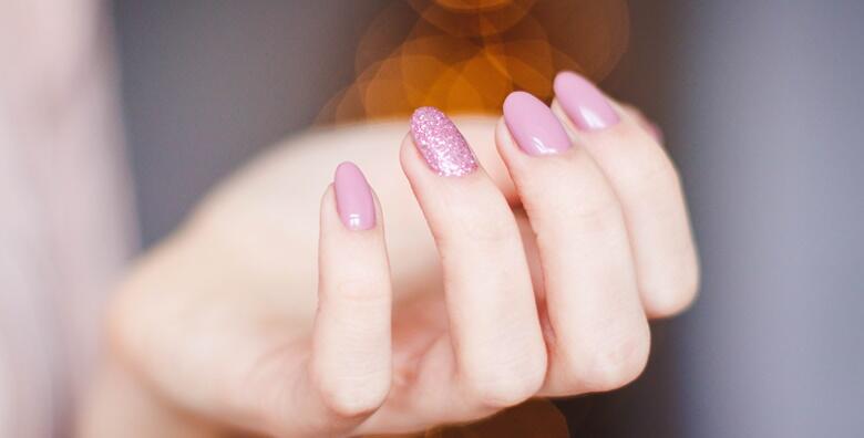 POPUST: 44% - Ukrasite nokte Vašom omiljenom bojom i osvježite njihov izgled uz manikuru i trajni lak u Beauty salonu Leona po odličnoj cijeni za samo 79 kn! (Beauty salon Leona)