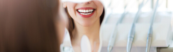Riješite problem razmaka između zubi, ispravite oblik i boju u samo jednom dolasku uz KOMPOZITNU LJUSKICU u Dental centru Habeković