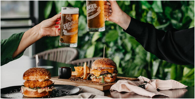 POPUST: 34% - Papreno dobra ponuda! Uživajte u ukusnom bacon burgeru i prženim krumpirićima ZA DVIJE OSOBE u modernom ambijentu Pappar bistro & bara (Pappar bistro & bar)