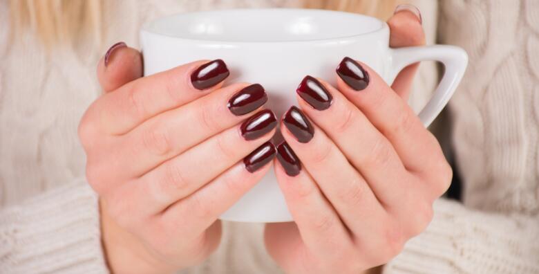 Ponuda dana: Uljepšajte nokte omiljenom bojom uz TRAJNI LAK na rukama u Mbeauty salonu (Salon Mbeauty)