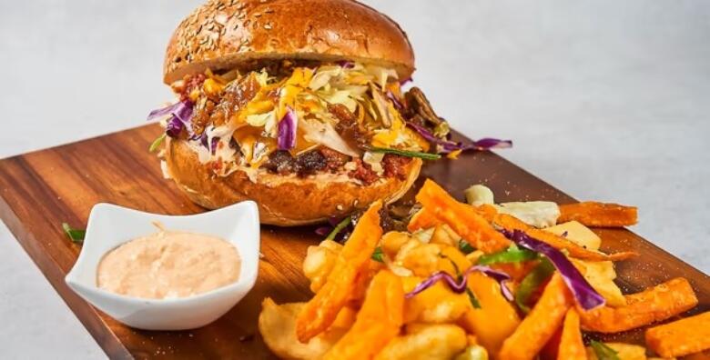 SLASNI BURGERI PO IZBORU za dvoje – Big boss, Specijal, Bacon ili Chicken burger uz Steakhouse pomfri u restoranu Bocca di lupo