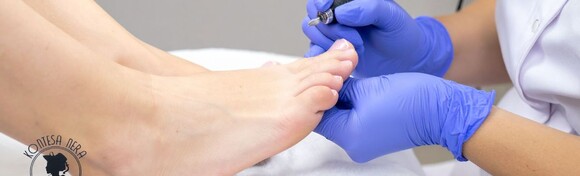 Medicinska pedikura, obrada jednog kurjeg oka i masaža stopla u trajanju 10 minuta u Salonu Kontesa Nera