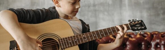 ŠKOLA GITARE - 4 ili 8 školskih sati uz uključene instrumente i materijale u Gitarskoj školi u centru grada