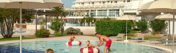 Hotel Olympia 4* u Vodicama - 2 noćenja s polupansionom za 2 osobe i 2 djece uz korištenje unutarnjeg i vanjskih bazena te Spa zone sa saunom i jacuzzijem