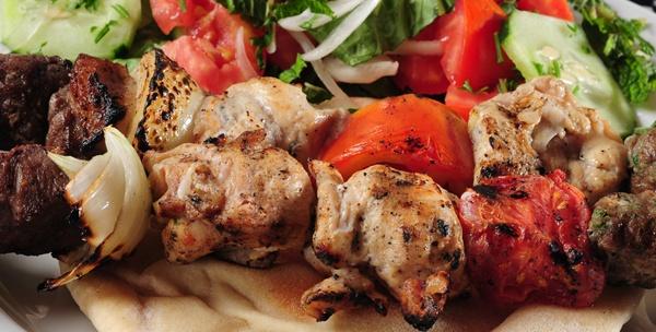Ćevapi, vratina, pileći ražnjići, mesni uštipci, lepinja
